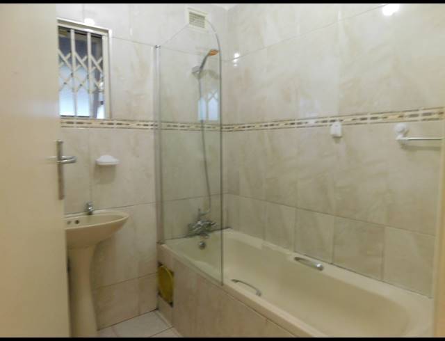 2 BEDROOM SECTIONAL TITLE TO LET IN MONTCLAIR